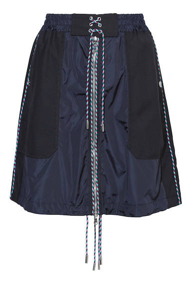 A unique skirt featuring a patchwork of cool wool and technical nylon. The multi-colored drawstrings and front zip serve as striking accents. Skirt ¥49,000 (DIESEL BLACK GOLD)