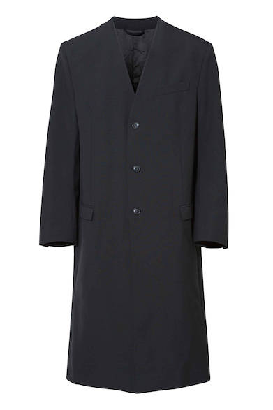 A collarless Chester coat. Its simple and refined design, free of unnecessary details, makes it easy to coordinate with any outfit. Coat ¥82,000 (DIESEL BLACK GOLD)