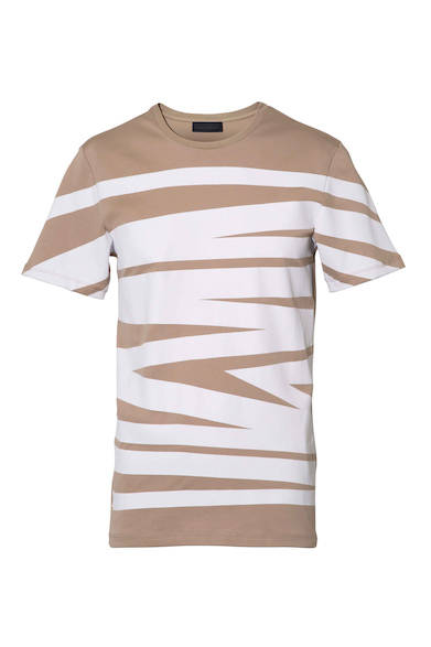 A graphical t-shirt that serves as the main item of an outfit. The contrast between beige and white is striking. T-shirt ¥16,800 (DIESEL BLACK GOLD)