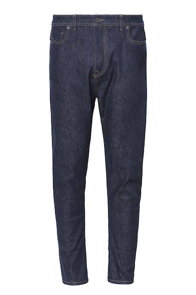 Denim pants in a dark indigo color. The slim carrot fit silhouette offers a clean, simple look. Denim pants ¥27,000 (DIESEL BLACK GOLD)