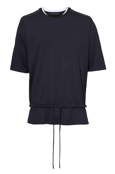 A sporty cut-and-sew top that is highly versatile and pairs well with any item. Details like the shoulder and neckline paneling, and the drawstring hem, add thoughtful touches to this simple piece. T-shirt ¥25,000 (DIESEL BLACK GOLD)