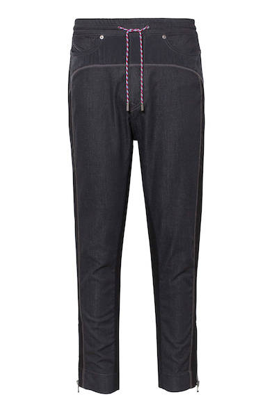 Knit denim pants with a design that blends sport and mode. The waistband drawstring and ankle zips allow for an adjustable fit. Denim pants ¥44,000 (DIESEL BLACK GOLD)