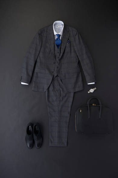 <strong>11PR</strong><br>¥25,000 (excl. tax)<br>Chic, tone-on-tone combination shoes pair perfectly with classic checked three-piece suits.<br><br>Three-piece suit ¥100,000 (BEAMS F), shirt ¥15,000 (Brilla per il gusto), pocket square ¥9,000 (Luigi Borrelli), tie ¥13,000 (Breuer), attaché case ¥56,000 (Tough & Tender / all at BEAMS HOUSE Marunouchi 03-5220-8686), watch ¥27,000 (William L. 1985 / HMS Watch Store Omotesando 03-6438-9321) *All prices excl. tax