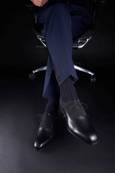 <strong>11PR</strong><br>¥25,000 (excl. tax)<br>These plain-toe shoes with unique material combinations offer a soft impression. Pair them with navy trousers featuring side stripes for a youthful and clean look.