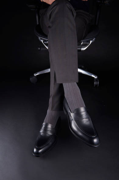 <strong>01PR</strong><br>¥27,000 (excl. tax)<br>Loafers that can also be worn in business settings gain a lighter impression when paired with gray tones. This is the ultimate stylish business look.