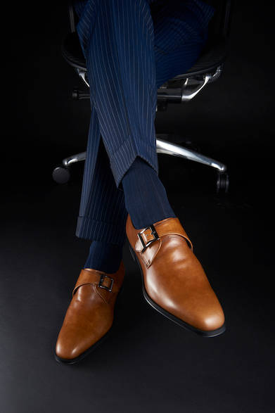 <strong>12PR</strong><br>¥25,000 (excl. tax)<br>Business shoes that showcase a bright, spring-like brown color. The monk strap offers a smart and intelligent impression. Pair with dark navy pants for a youthful and active look.