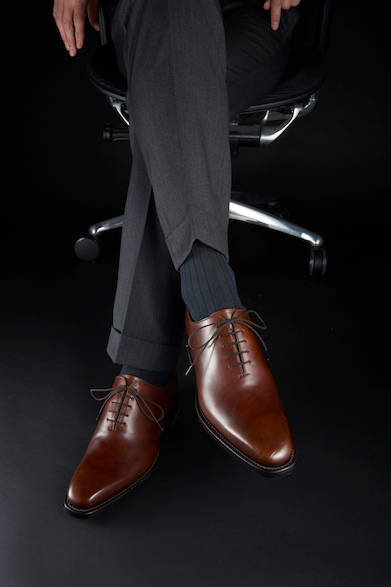 <strong>W70B</strong><br>¥35,000 (excl. tax)<br>The unevenly dyed brown leather exudes quality, and the whole-cut design is both unique and intelligent. Equipped with GORE-TEX® fabric, these are perfect even for rainy days.