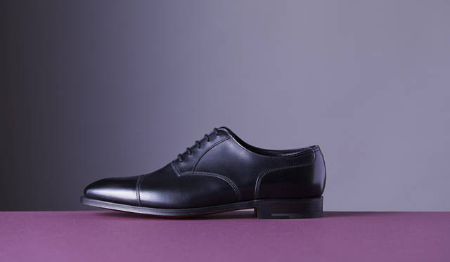 <strong>「TAUNTON（トーントン）」</strong><br />色／素材｜BLACK／CALF<br />ラスト｜7000<br />ソール｜グッドイヤーウェルト<br />価格｜13万円