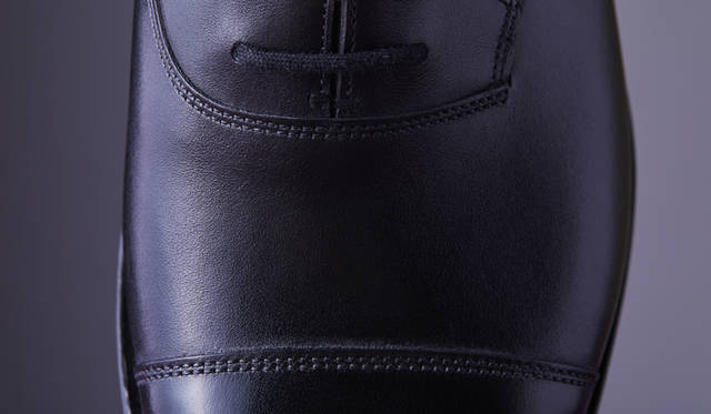 <strong>「TAUNTON（トーントン）」</strong><br />色／素材｜BLACK／CALF<br /> ラスト｜7000<br /> ソール｜グッドイヤーウェルト<br /> 価格｜13万円