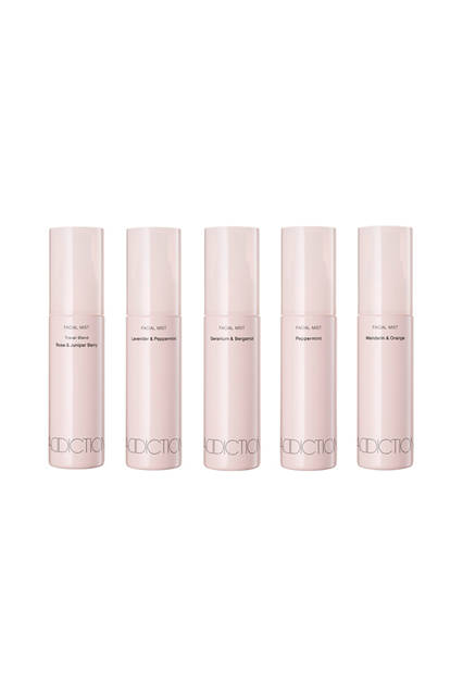 <strong>アディクション　フェイシャルミスト<BR>新1種 限定4種</strong><br>容量｜50mL<br>価格｜2800円（税抜）<br>美容成分｜カモミールエキス、センチフォリアバラ花エキス、ローズウォーター、　DPG