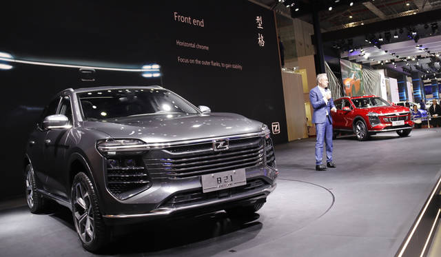 Zotye B21（左）