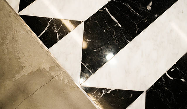 The flagship store's floor, a fresh combination of marble and concrete. The store design expresses "contrast," a concept shared with the clothing designs.