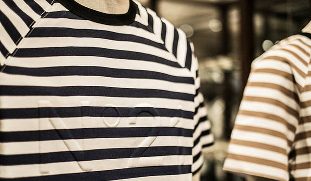 A store-exclusive striped cut-and-sew top. The brand name is embossed on the piece. Available for men and women. ¥42,120