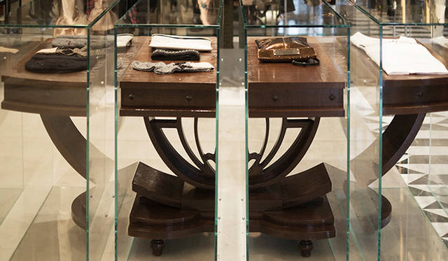 The fixture placed in the center of the first floor is a novel design with six divided tables encased in glass. It draws inspiration from the works of contemporary artist Damien Hirst.