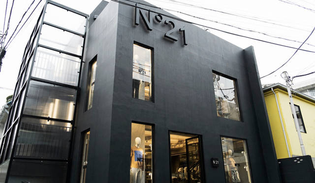 The black facade, said to express Tokyo's minimalism. The shop design was handled by Hannes Peer, the architect who also designed the brand's Milan headquarters.