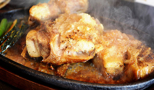 ジュワッと熱々をほうばる「かまとろステーキ」。しっかりとした肉質に鮮度のよさを感じる絶品メニュー