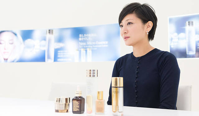 <strong>ESTÉE LAUDER｜エスティ ローダー</strong><br>エスティ ローダーのベストセラー製品を前に、エスティ ローダーPR担当の渡邉明子さん