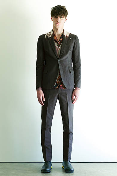 <strong>BOTTEGA VENETA｜ボッテガ・ヴェネタ</strong><br><br>ナチュラルな仕立てにブリーチで色を抜いたジャケットは、パンツと合わせたセットアップの着こなしがおすすめ。素材は品のあるラミエコットンで、コーディネートにラグジュアリーな印象をもたらしている。存在感のあるシャツのプリント柄もコーディネートの絶妙なアクセントに。<br><br>ジャケット34万7760円、パンツ9万5040円、カーディガン18万6840円、シャツ9万6120円、シューズ参考商品（ボッテガ・ヴェネタ／阪急メンズ大阪2階、阪急メンズ東京3階）