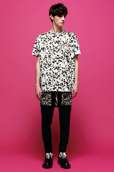 <strong>GIVENCHY｜ジバンシィ</strong><br><br>2015春夏のランウェイでも、ひときわ目を惹いた“ベイビー ブレス プリント”を用いたコーディネート。そのクリーンなイメージとマスキュリンなコマンドブーツで、繊細かつ大胆な印象がミックスされている。<br><br>Tシャツ9万2880円［阪急メンズ限定］、パンツ11万160円、スカート8万1000円、シューズ18万3600円　※すべて3月上旬入荷予定（ジバンシィ／阪急メンズ大阪2階、阪急メンズ東京2階）