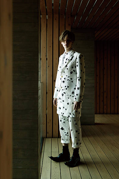 <strong>COMME DES GARÇONS HOMME PLUS ｜コム デ ギャルソン・オム プリュス</strong><br><br>スワローテイルのジャケット、ショートパンツ、パンツともにエステル素材に顔料プリントをのせた、ランウェイ同様のルック。裾をロールアップして、素足とソックスを覗かせることで、モードな抜け感が漂う着こなしに。<br><br>ジャケット8万4240円、ショートパンツ3万1320円、パンツ4万3200円、シャツ2万3760円、ソックス2808円、シューズ4万9680円（コム デ ギャルソン・オム プリュス／阪急メンズ大阪2階『コム デ ギャルソン・エディテッド』）