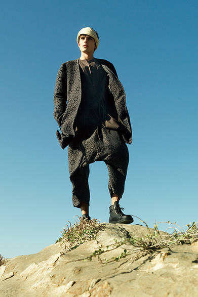 <strong>YOHJI YAMAMOTO｜ヨウジヤマモト</strong><br><br>エスニックのタイル柄に“Y”を組み込んだロングジャケットとサルエルパンツのセットアップは、先染めのジャカード素材。プリントを墨染めしたノーカラーの釈迦ボタンシャツを合わせたボーダレスなスタイル。<br><br>ジャケット12万9600円、パンツ8万6400円、シャツ7万1280円、シューズ7万200円、ターバン参考商品（ヨウジヤマモト／阪急メンズ大阪2階『ガラージュ D.エディット』、阪急メンズ東京2階）
