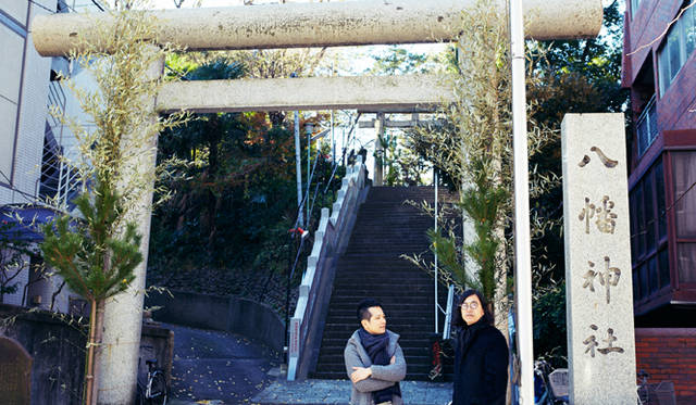 Across the main street from the lab stands Hachiman Shrine. The area, with its old antique shops and cafes, is quite comforting.
