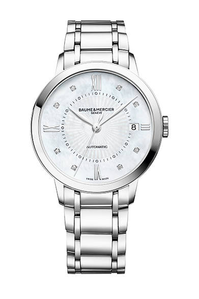<strong>クラシマ レディス Ref.10221</strong><br/>ケース｜ステンレススチール<br/>直径｜36.5mm<br/>厚さ｜7.95mm<br/>ムーブメント｜自動巻き<br/>機能｜日付表示<br/>ブレスレット｜ステンレススチール<br/>防水性｜5気圧<br/>発売時期｜5月<br/>税込予価｜32万9400円<br/><br/>ボーム＆メルシエ<br/>Tel. 03-3288-6335<br/>http://www.bm-japan.jp/<br/>