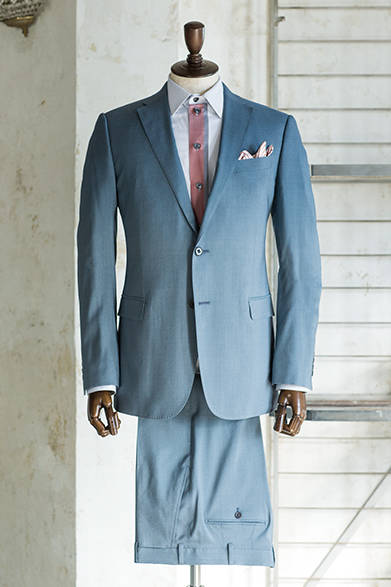 <strong>ARMANI COLLEZIONI｜アルマーニ コレツィオーニ</strong><br><br>ショルダーラインからボトムスにかけて、マイクロチェック柄のグラデーションを施した、遊び心あふれるシルク混スーツ。タイドアップを連想させる朱色の前立てをあしらったライン入りシャツでVゾーンにもアレンジを効かせて。<br><br>スーツ42万1200円、シャツ4万1040円、チーフ9720円／アルマーニコレツィオーニ<阪急メンズ大阪3階・阪急メンズ東京3階>