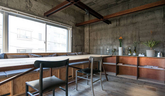 Sugi scaffold boards are used as work platforms at construction sites, often for high-altitude work, ensuring sufficient strength for worker safety.