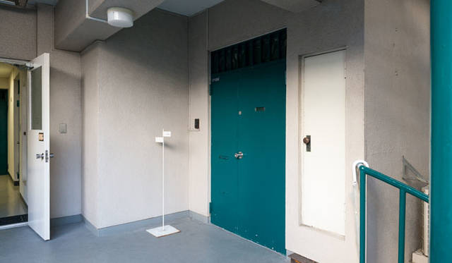 The new office is a renovation of an L-shaped space of approximately 70 square meters in a condominium about 40 years old.