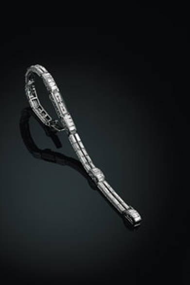 Caliber 101, weighing just 1 gram and composed of 74 parts. It remains the world's smallest movement, with its record for continuous production yet to be broken.