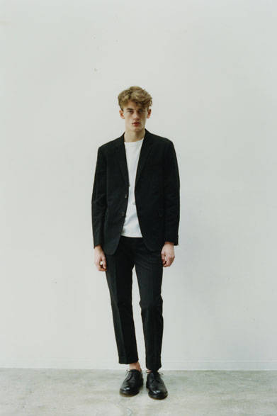 Jacket ¥74,520, T-shirt ¥15,120, trousers ¥42,120, shoes ¥89,640 (all Margaret Howell)