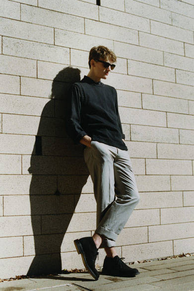 Vest ¥41,040, shirt ¥31,320, trousers ¥30,240, sunglasses ¥73,440 (store exclusive), shoes ¥85,320 (all Margaret Howell)