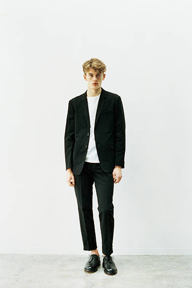 Jacket ¥74,520, T-shirt ¥15,120, trousers ¥42,120, shoes ¥89,640 (all Margaret Howell)