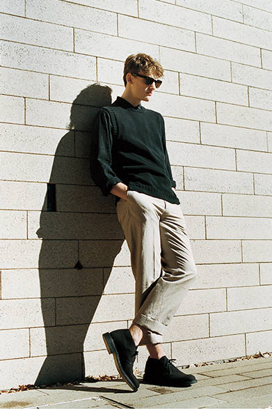 Vest ¥41,040, shirt ¥31,320, trousers ¥30,240, sunglasses ¥73,440 (store exclusive), shoes ¥85,320 (all Margaret Howell)