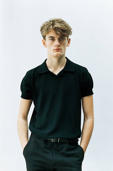 Polo shirt ¥35,640, trousers ¥42,120, belt ¥37,800 (all Margaret Howell)