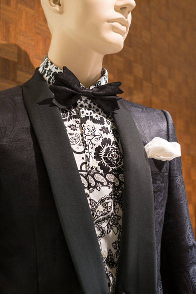 <strong>ETRO｜エトロ</strong><br><br>ジャケットとパンツは光沢のあるウール×シルク素材にジャカードで表現したブラックペイズリーが映える。“オンリー・エムアイ” のパターンブロックのシャツに、バタフライ型のタイで、エトロならではの魅惑的なイヴニングルックが完成。シャツはパーティルックからカジュアルまで幅広く着こなせるのも魅力だ。ジャケット24万8400円、シャツ5万7240円、パンツ8万9640円、ボウタイ2万7000円、ポケットチーフ1万7280円