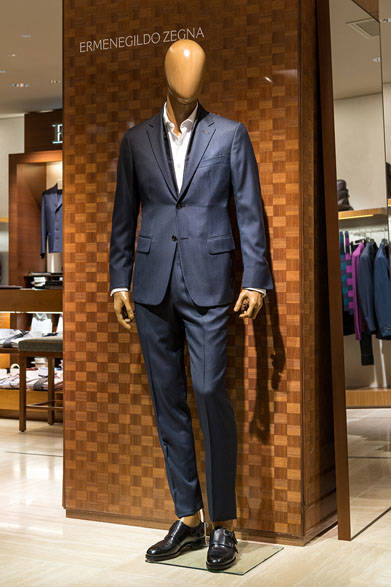 <strong>ERMENEGILDO ZEGNA｜エルメネジルド ゼニア</strong><br />スーツ64万440円、シャツ12万6360円、ストール3万9960円、シューズ18万2520円