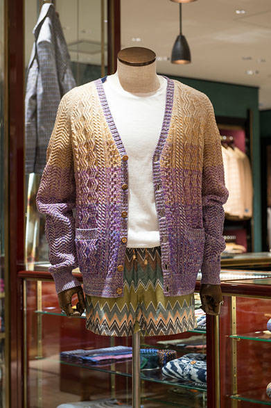 <strong>MISSONI｜ミッソーニ</strong><br><br>今シーズンのミッソーニのテーマは、地中海の波を追いかけるレトロなシティサーファー。Tシャツとショートパンツがオンリー・エムアイで、白のコットンTシャツは背中に注目。速乾性のあるナイロンのショートパンツは、スイムパンツ兼用のリゾート仕様。モロッコ風のパステルグラデーションのフィッシャーマンカーディガンが、海から上がったあとのサーファーのくつろぎを表現して、ホテルのプールサイドや部屋でのリラックスしたひと時に最適だ。カーディガン18万3600円、Tシャツ4万8600円、ショートパンツ5万9400円（※Tシャツとショートパンツは3月下旬入荷予定）
