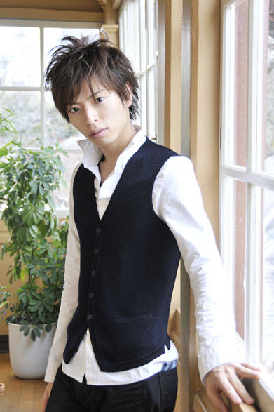 <strong>フラワーデザイナー<br />佐藤俊輔｜SATO Shunsuke</strong><br><br>伊勢丹新宿店メンズ館4階＝インターナショナル ラグジュアリーのリモデル1周年を記念して、3月14日（土）と15日（日）の2日間、フラワーデザイナー佐藤俊輔氏によるフラワーイベントを両日とも11:00～17:00に開催。フラワーアレンジの実演会では、来場者へのプレゼントもあり。<br><br>生花店勤務で修練を重ね、後に独立。さまざまな業種業態の店舗、ホテルなどの装飾を皮切りにデザイナーとして活動を始める。2014年に東京・青山に、フラワーアレンジメントサロン『SATOSHUNSUKE FLOWER DESIGN』を開設。東北大震災復興イベントへの出演や、海外でのアレンジメントショーの開催など、花のもつ癒しの力を少しでも多くのひとに届けるために精力的な活動をつづけている。
