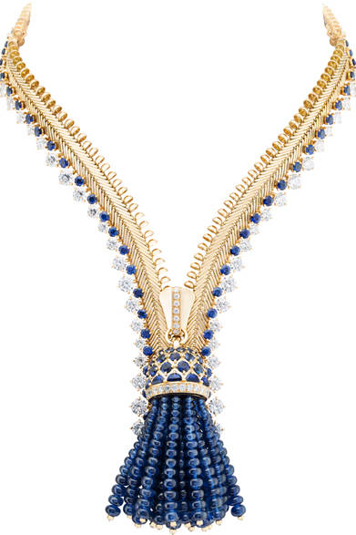 <strong>Van Cleef & Arpels</strong><br><br>As its name suggests, the "Zip Antique Colombine" features a functional zipper closure.<br><br>© Van Cleef & Arpels