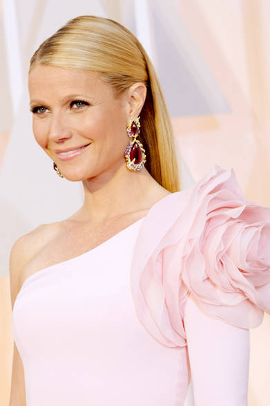 <strong>Anna Hu Haute Joaillerie <br>for Gwyneth Paltrow</strong><br><br>Gwyneth appeared in distinctive earrings featuring a large rhodolite garnet surrounded by a golden phoenix.