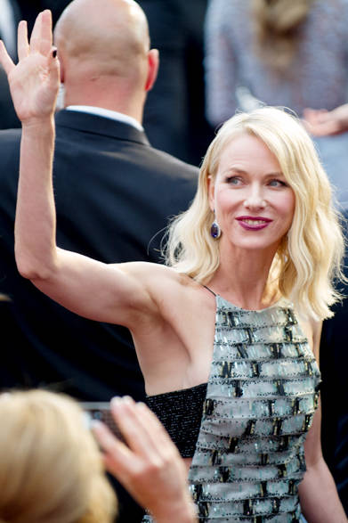 <strong>Anna Hu Haute Joaillerie <br>for Naomi Watts</strong><br><br>These earrings, featuring a large 50-carat sapphire, are designed by Anna Hu.