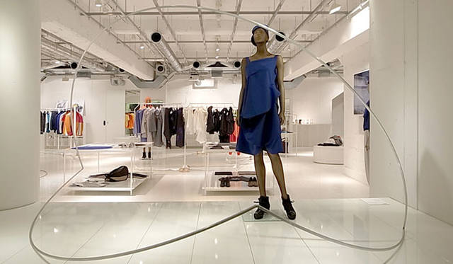 <strong>ISSEY MIYAKE INC. </strong><br />「ELTTOB TEP ISSEY MIYAKE（エルトブ テップ イッセイ ミヤケ）」と「REALITY LAB. ISSEY MIYAKE（リアリティ・ラボ イッセイ ミヤケ）」にて特別ディスプレイを展開