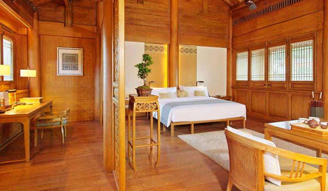 Suite Bedroom & Living Area © Aman