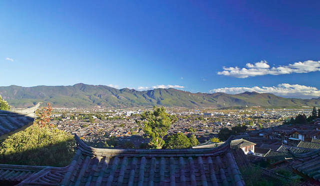 Lijiang Old Town viewed from Amandayan © Aman
