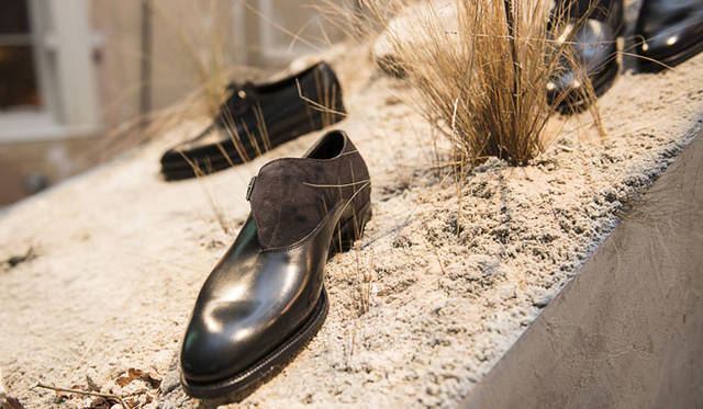 Model "EASTON". Single buckle on last 7000, a combination of calf and suede.