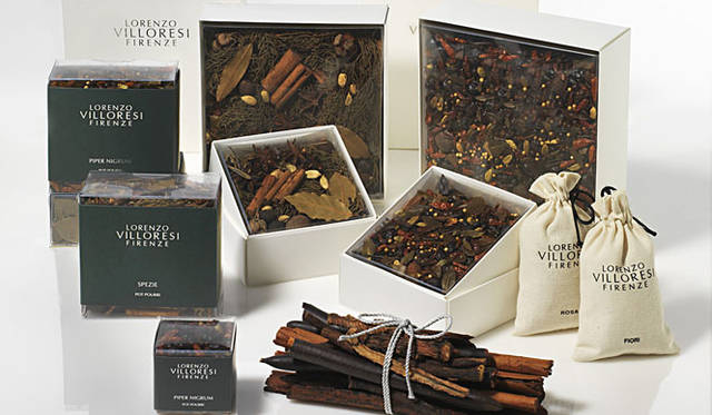 <strong>LORENZO VILLORESI</strong><br />"ALAMUT SCENTED CRYSTALS" (200g) ¥3,240, (750g) ¥7,560, POT POURRI PIPER NIGRUM (100g) ¥3,780, (350g) ¥9,720, SCENTED SACHET (10.5×16cm) ¥3,780