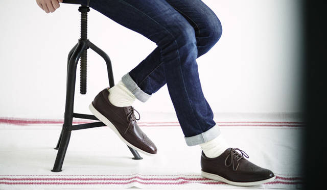 The shoes worn by stylist Masahiro Tochigi are new from Regal. This model, with its ivory sole, is perfect for rolling up your jeans and wearing them casually. Shoes: ¥19,440. Other items are Mr. Tochigi's personal belongings.