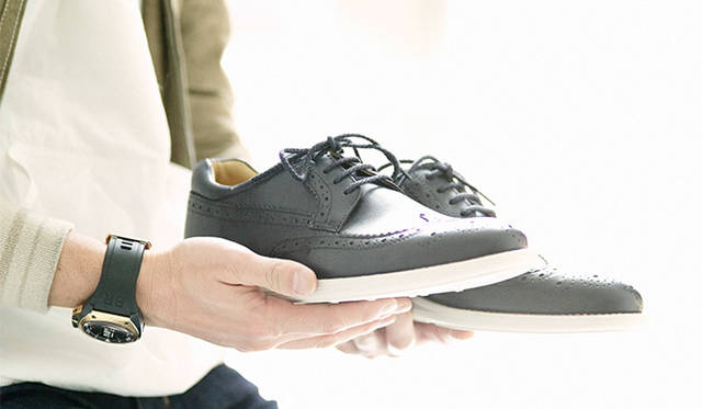 Wingtip shoes made of steer leather. The ivory sole creates a casual atmosphere. Shoes: ¥19,440.
